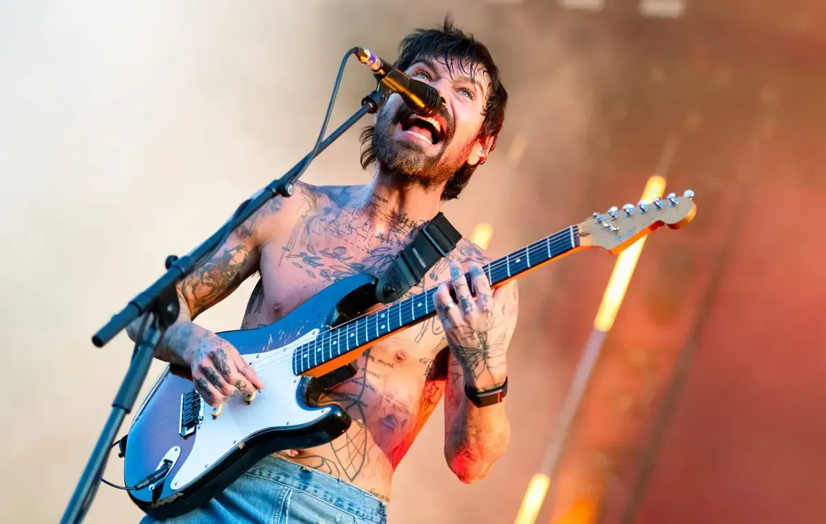 Biffy Clyro și starul din „Stranger Things”, Jamie Campbell Bower, au incendiat scena la Londra
