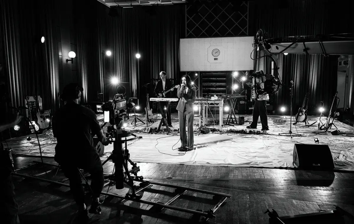 Charli XCX înregistrează o performanță intimă și un interviu cu Maida Vale, spune că 2007 este