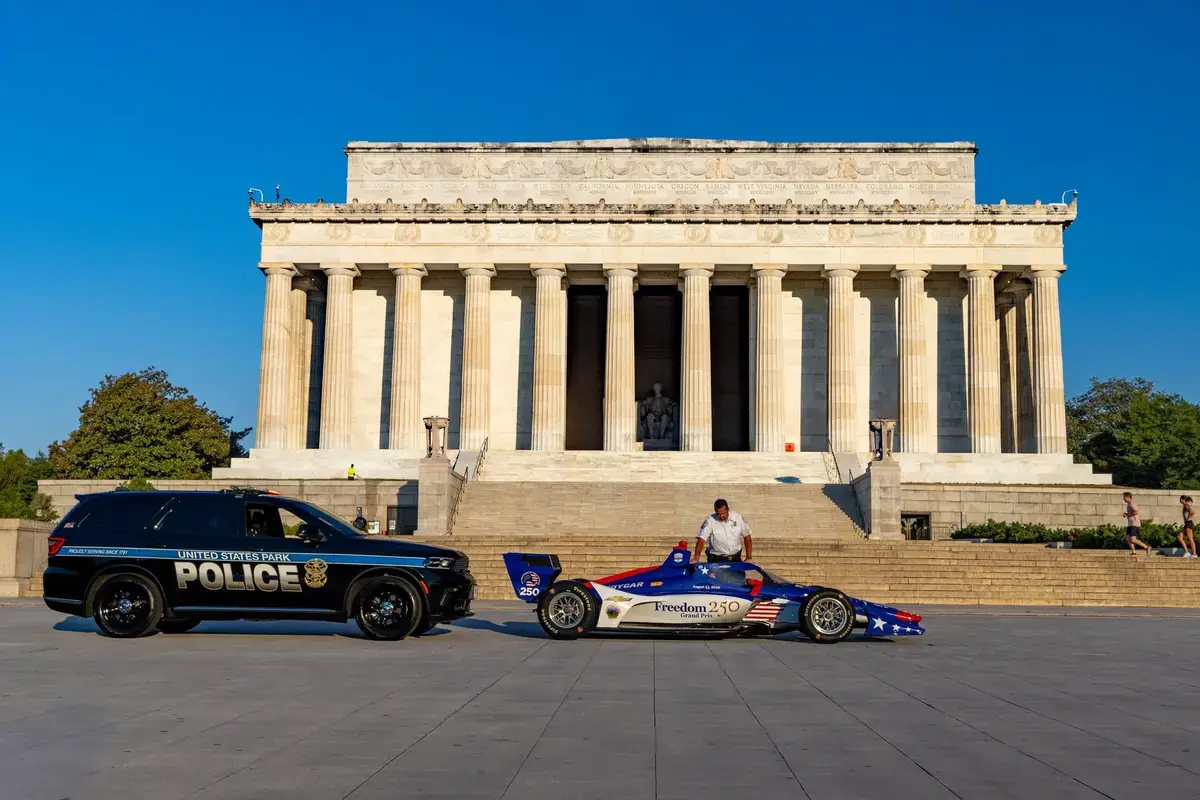 Galeria Națională de Artă, scut pentru capodopere în fața cursei IndyCar a lui Trump