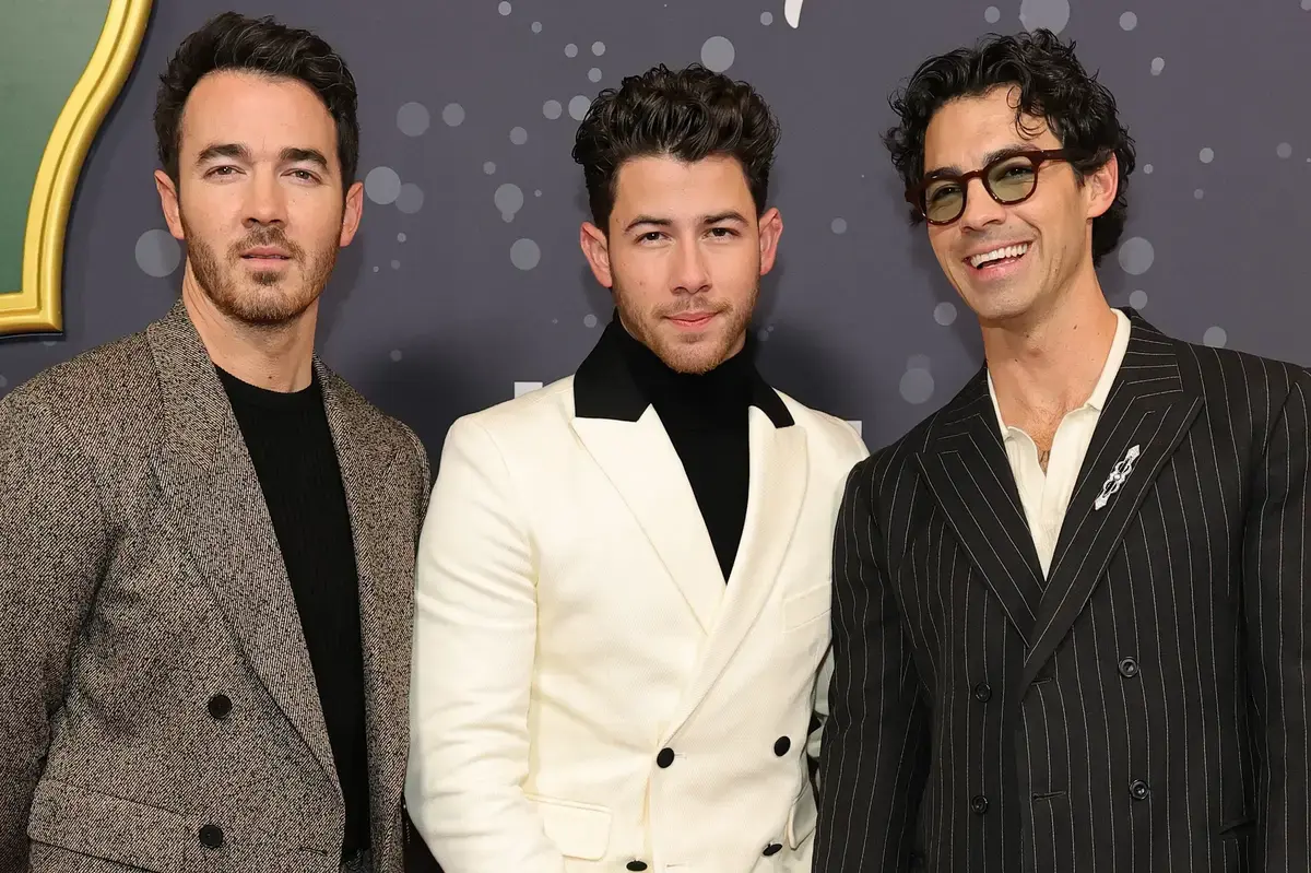 Jonas Brothers anunță turneul 'Burning Up' în 45 de orașe