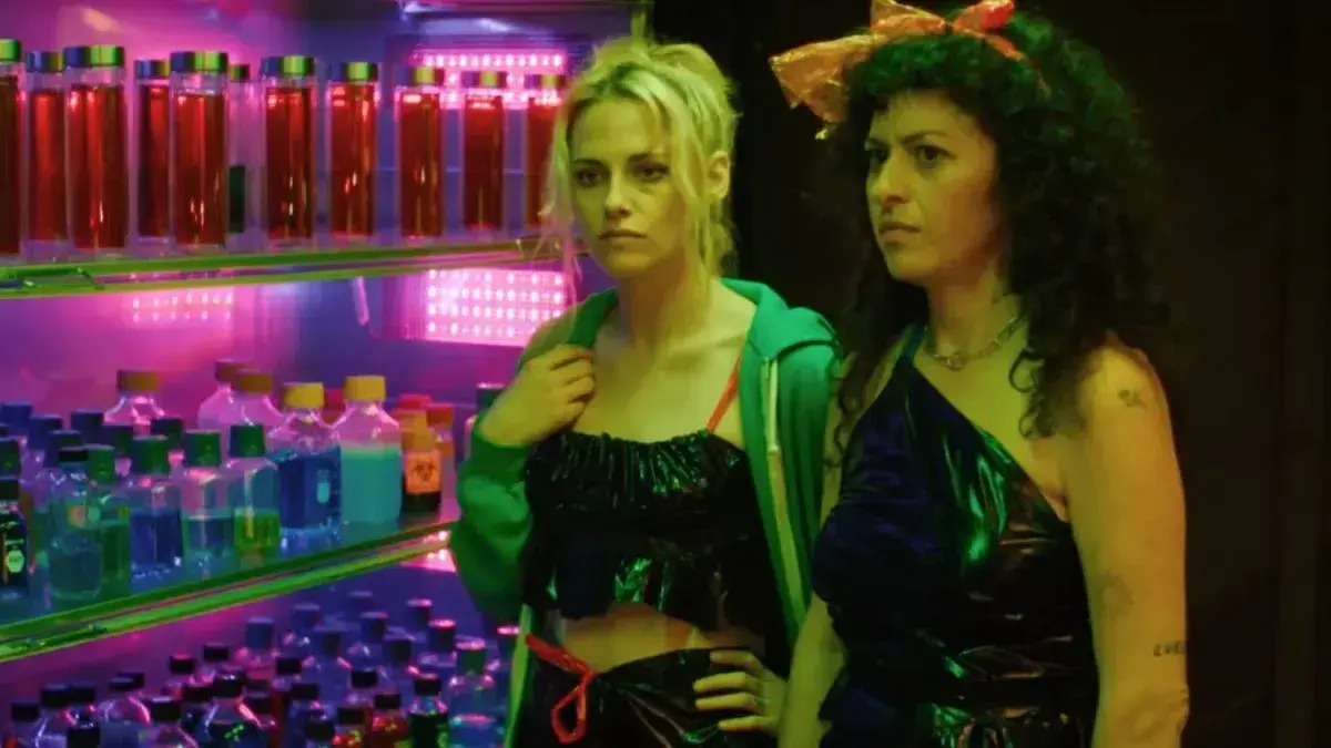 Kristen Stewart și Alia Shawkat Shine în New Stoner Comedie