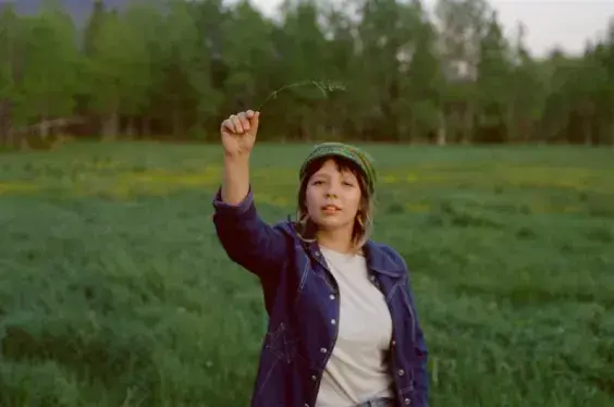 Lily Seabird revine la rădăcini cu noul single, „The Afterglow
