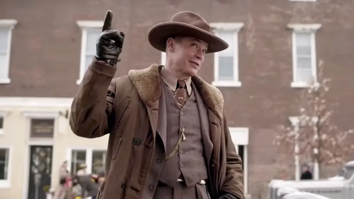 „Masca Roșie”: Thrillerul Disney+ uitat, o bijuterie interbelică