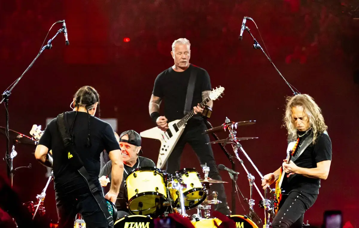 Metallica sfidează interdicția de a cânta „Delilah” lui Tom Jones la concertul de la Cardiff