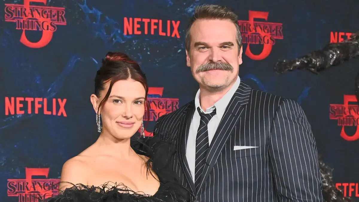Millie Bobby Brown și David Harbour la Star în New Spy Drama