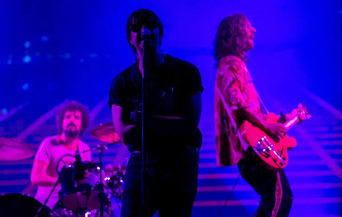 Nick Valensi, de la Strokes, se întoarce curând, spune Julian Casablancas