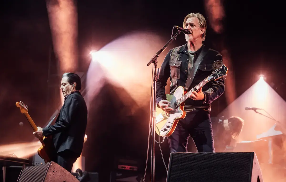 Queens Of The Stone Age revive cuturi adânci în turneul european