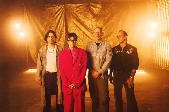 Weezer lansează videoclipul „C.E.O.” cu Curry Barker și apariții surpriză