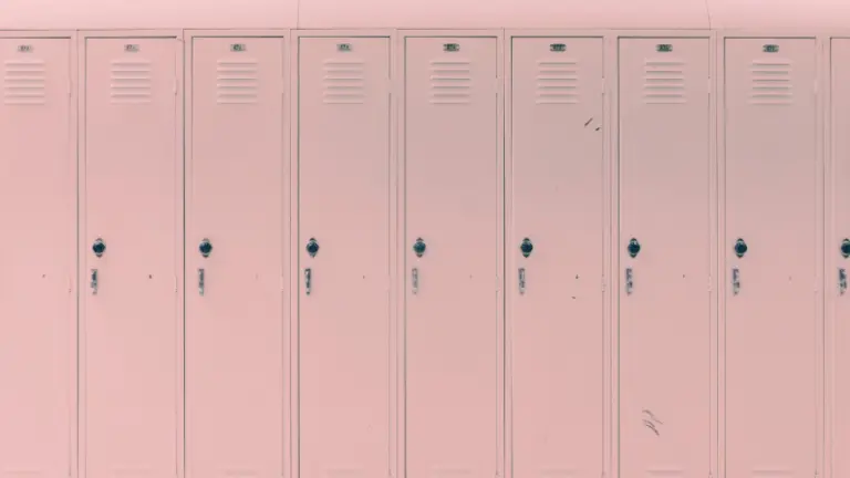 Cum și-a transformat scriitoarea Brittany Cavallaro izolarea din copilărie în romane pentru adolescenți