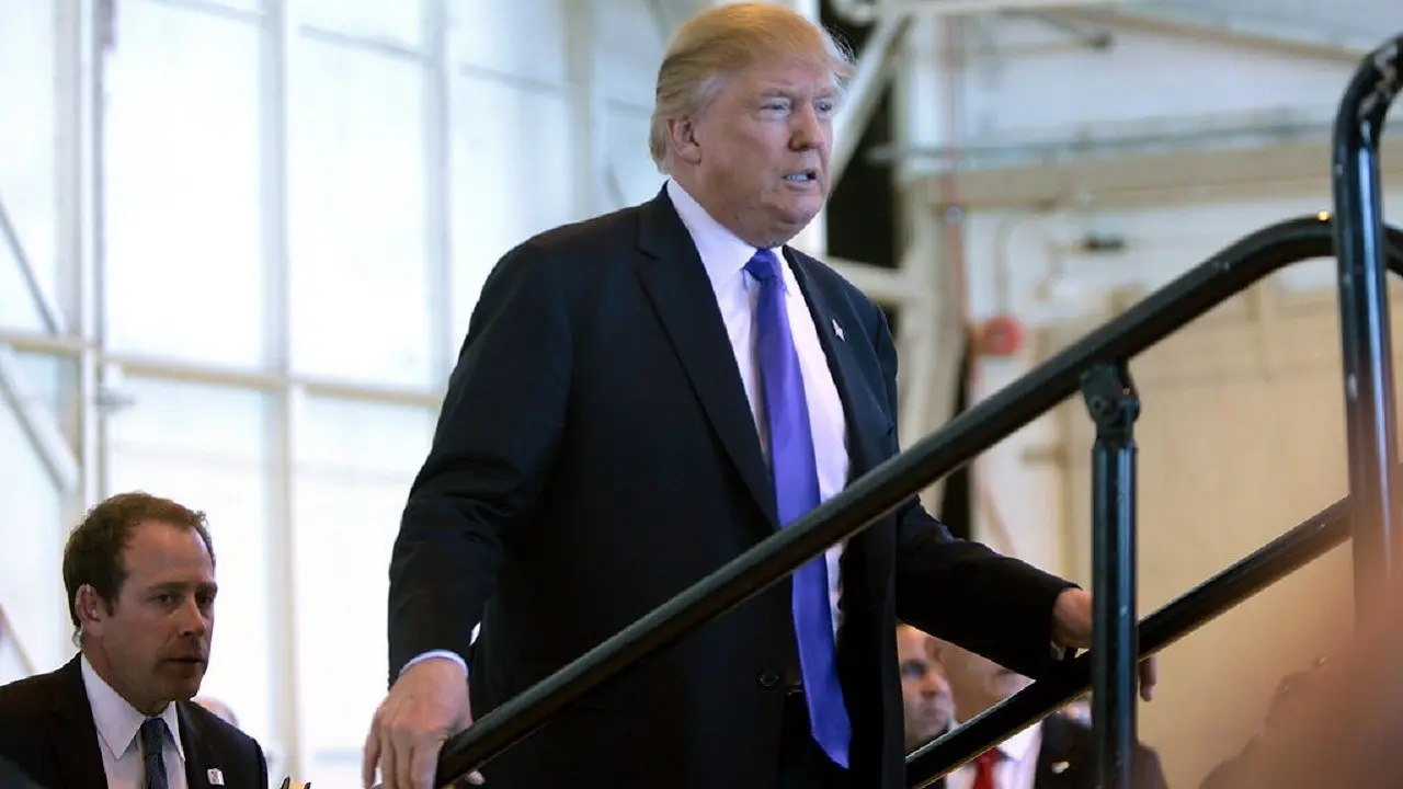 Statua de aur a lui Trump, ridicată în Parlamentul European: artă sau provocare?