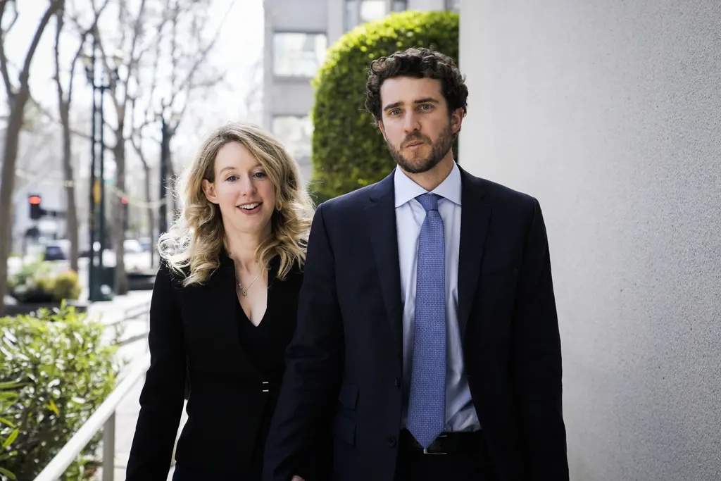 Partenerul lui Elizabeth Holmes: „E nebună în trailer, dar adevărul e altul