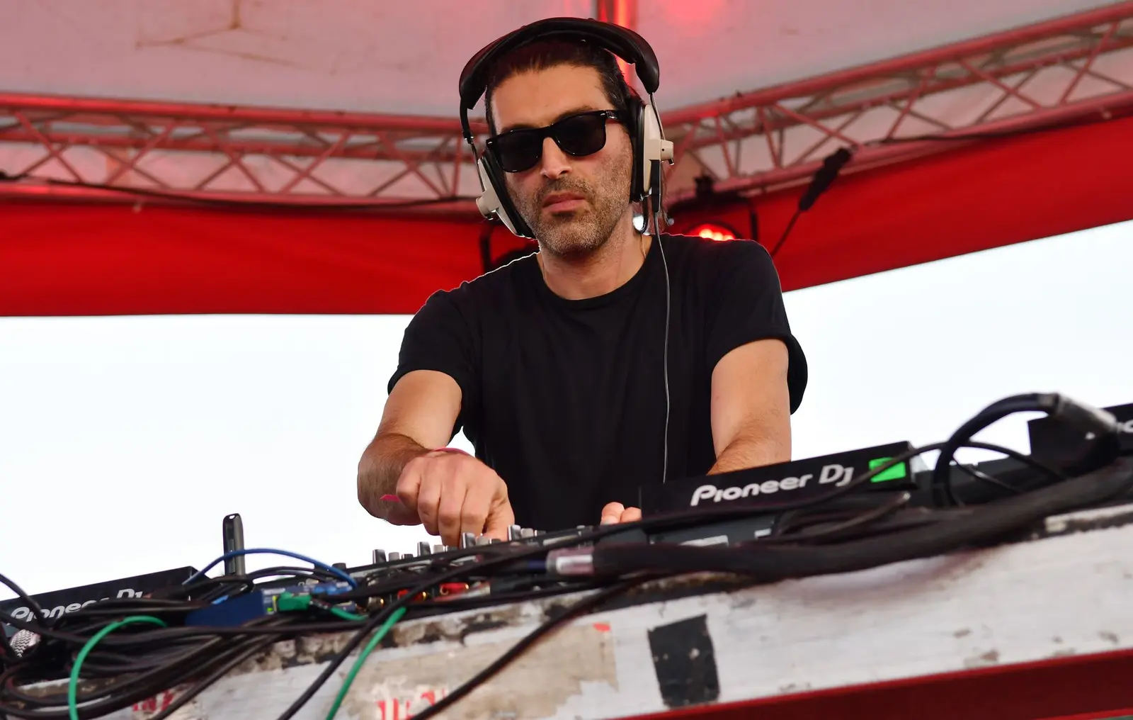 Erol Alkan și spiritul electroclash: O incursiune în epoca de aur a clubbing-ului londonez