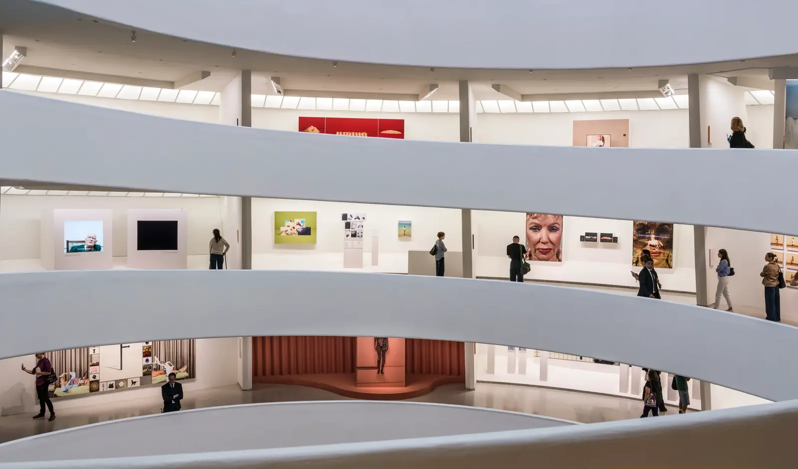 Expozițiile de artă din New York pun accent pe păpuși, dans și viețile din centrul orașului