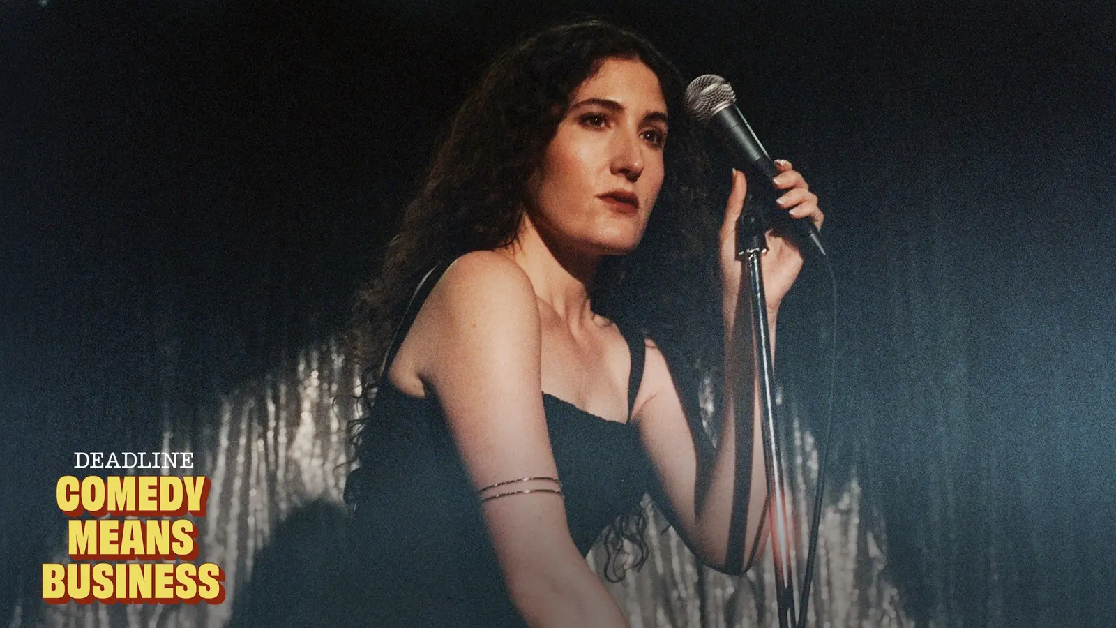 Kate Berlant transformă disconfortul digital în aur de stand-up la Comedy Cellar