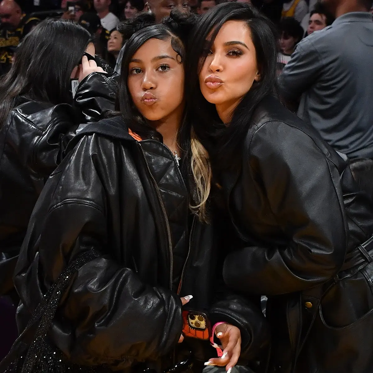 Kim Kardashian spune că trebuie să tina North West lângă reflectoare