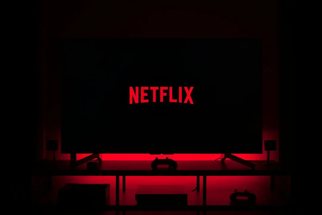 Netflix lansează „Minimum Wage”: sitcom de birou pentru generația