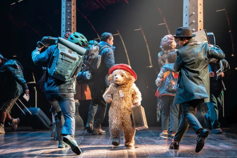 Paddington cucerește Londra: Musicalul rămâne pe West End până în 2028