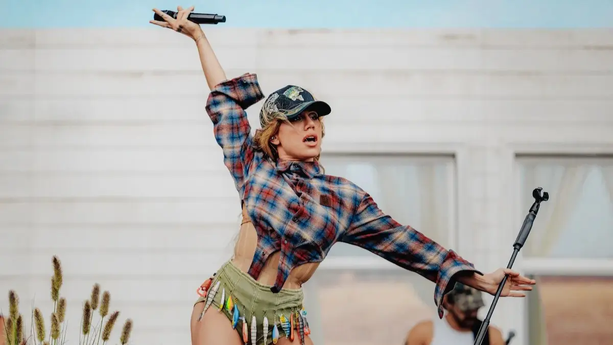 Slayyyter lansează single-ul „I Think He’s Got a Girl” în așteptarea noului album „WOR$T GIRL IN AMERICA”
