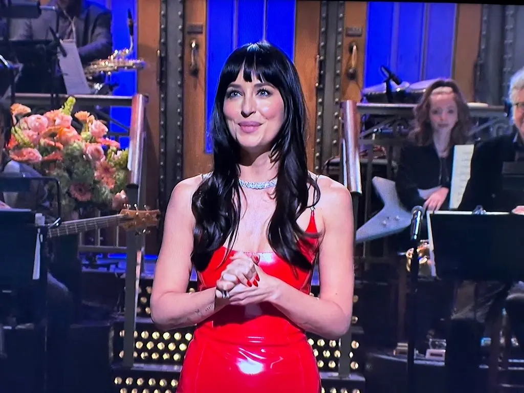 Taylor Swift a surprizat Dakota Johnson la SNL cu un monolog deschis amuzant și un tort de aniversare