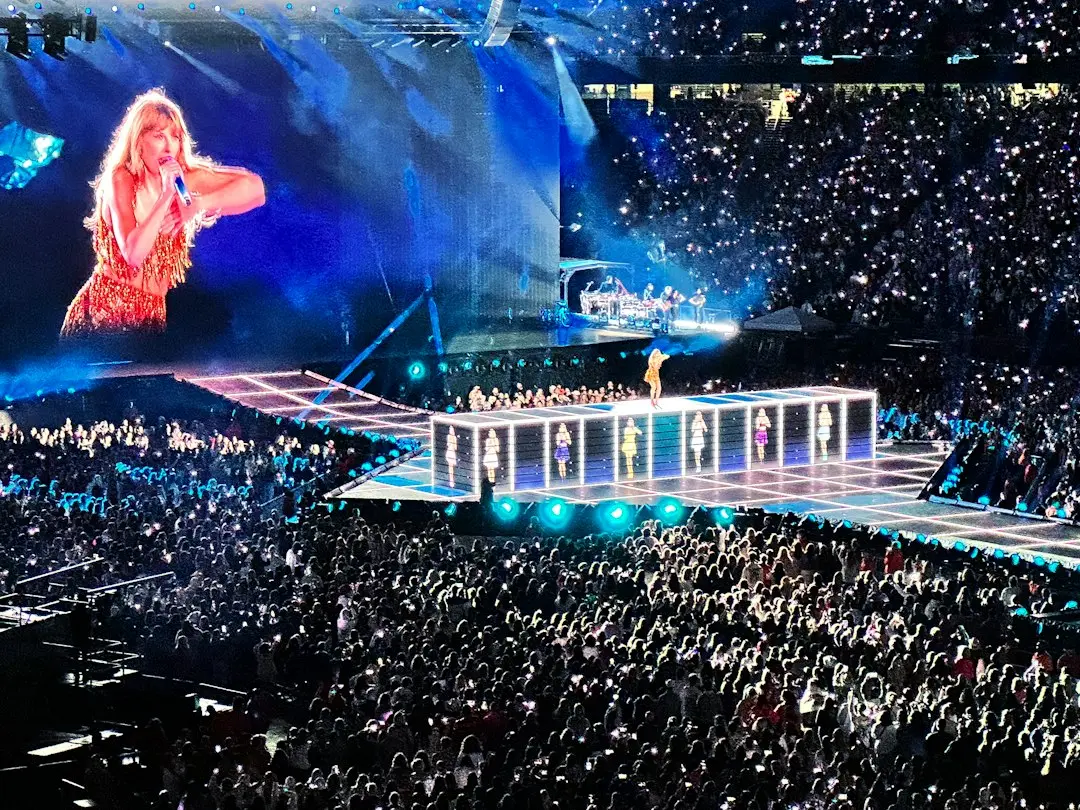Taylor Swift strălucește în rochie albastră Dior la Gala 2026 a Muzeului Academy