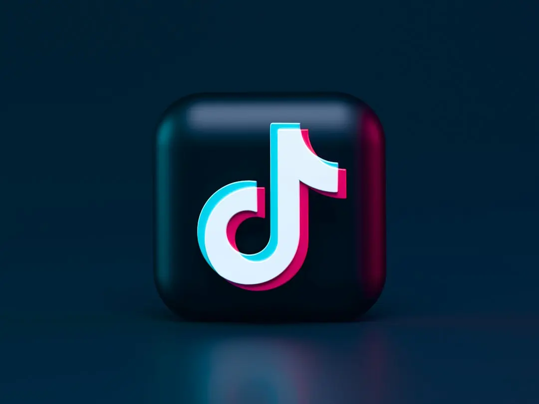 TikTok anunță coproducerea unor micro-serii cu Hannah Stocking și Adam Rose