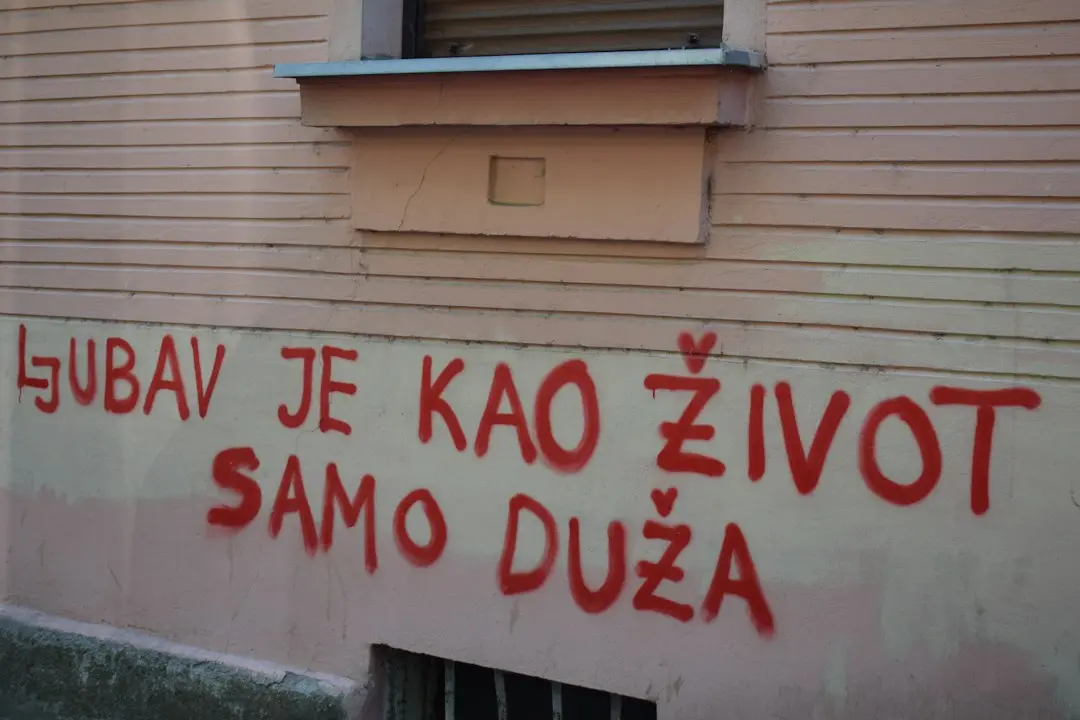 Poți vedea totul: când realitatea se amestecă cu performanța într-un roman gotic